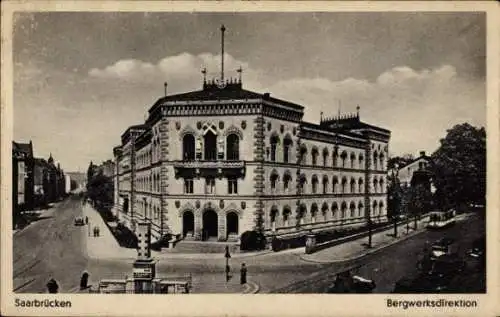 Ak Saarbrücken im Saarland, Bergwerksdirektion,  Architektur, Straßenansicht
