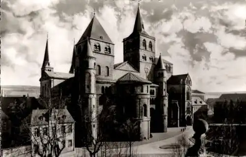 Ak Trier an der Mosel, Dom und Liebfrauenkirche, beeindruckende Architektur, Türme,  Stätte