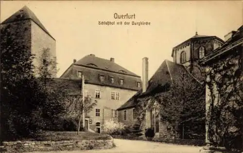 Ak Querfurt im Saalekreis, Schloßhof mit der Burgkirche,  Architektur, sepia Farbton