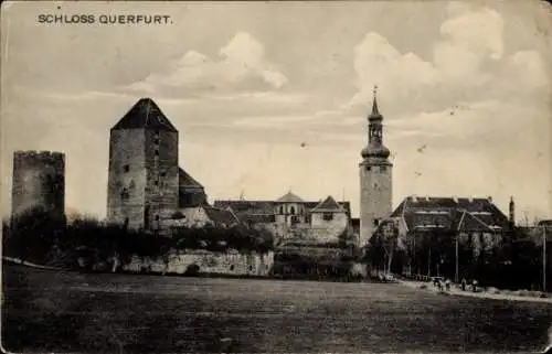 Ak Querfurt im Saalekreis, Schloss   Architektur, Landschaft, Wolken