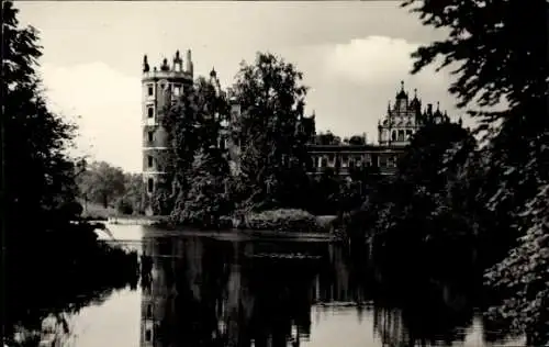 Ak Bad Muskau in der Oberlausitz, Schloss, Wasser, Bäume, Wolken,  Architektur