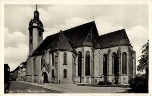 Ak Torgau an der Elbe, Marienkirche,  Architektur, Turm mit Uhr, Straßenansicht