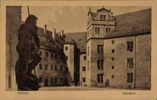 Ak Torgau an der Elbe, Schlosshof,  Architektur, Statue