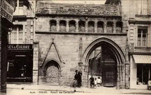 Ak Dinan Côtes-d’Armor, Portail des Cordeliers,  Architektur, Menschen, Geschäfte