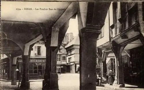 Ak Dinan Côtes-d’Armor, Historische Arkaden, Blick auf die Straße, Text: DECROUX