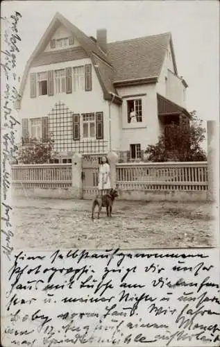 Foto Ak Bischofswerda in Sachsen, Villa, Mädchen mit Hund