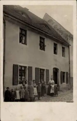 Foto Ak Bischofswerda in Sachsen, Haus, Kinder, Frau