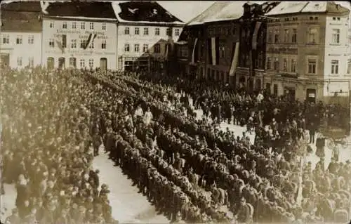 Foto Ak Bischofswerda in Sachsen, Deutsche Soldaten in Uniformen, Kriegsausmarsch