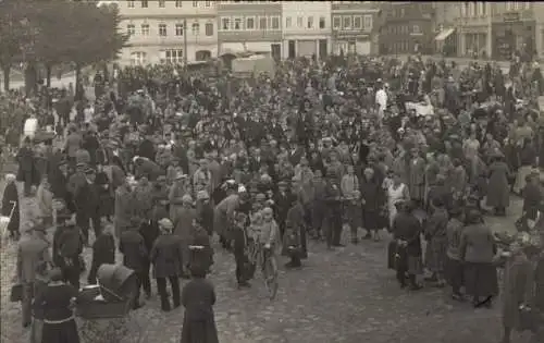 Foto Ak Bischofswerda, Hermann Zwahr, Altmarkt 6, Bruno Grafe, Altmarkt 4, Markt, Menschenmenge