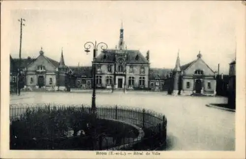 Ak Brou Eure et Loir, Hôtel de Ville,  Gebäude, Straßenansicht, Laterne