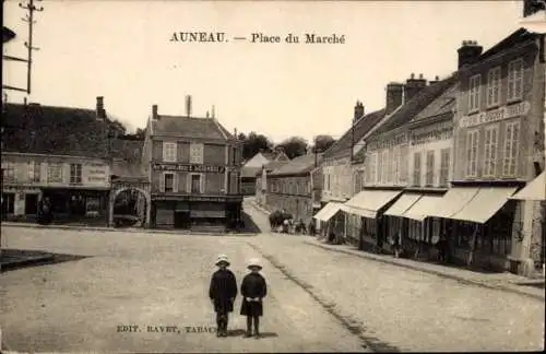 Ak Auneau Eure et Loir, Platz mit zwei Jungen, Gebäude, Straßenansicht, Marktplatz