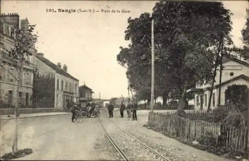 Ak Nangis Seine et Marne, Platz der Gare, Straßenansicht, Gebäude, Pferdekutsche, Menschen