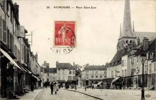 Ak Nemours Seine-et-Marne, Platz Saint-Jean, Gebäude, Kirche, Marktstand,  Architektur