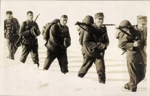 Foto Ak Schweizer Armee, Gebirgsjäger in Uniform mit Ausrüstung, Marsch im Schnee