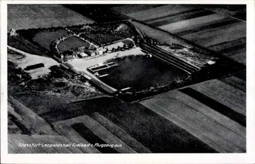 Ak Leopoldshall Staßfurt im Salzlandkreis, Fliegeraufnahme, Freibad