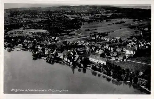 Ak Hagnau am Bodensee, Luftaufnahme von Hagnau, Bodensee, Wohnhäuser, Kirche
