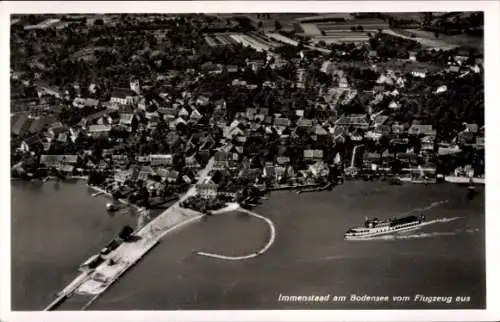 Ak Immenstaad am Bodensee, Luftaufnahme von Immenstaad, Bodensee, Kirche, viele Häuser, Schiff