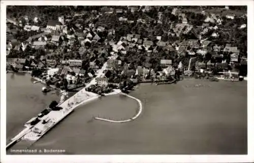 Ak Immenstaad am Bodensee, Luftaufnahme von Immenstaad, Bodenseeufer, Wohnhäuser, Hafen