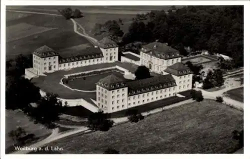 Ak Weilburg an der Lahn Hessen, Luftaufnahme eines Gebäudekomplexes, ländliche Umgebung