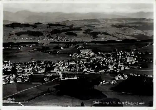 Ak Lindenberg im Allgäu Schwaben, Schwarz-Weiß-Ansicht von Lindenberg, Berglandschaft, Häuser, Fl