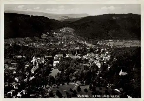 Ak Badenweiler im Schwarzwald, Luftaufnahme von  Stadtansicht, Berge im Hintergrund