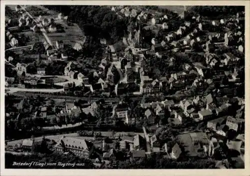 Ak Betzdorf an der Sieg, Luftaufnahme von  Häuser, Landschaft, schwarz-weiß