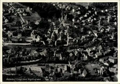 Ak Betzdorf an der Sieg, Luftbild von  Häuser, Straßen, Landschaft, schwarz-weiß