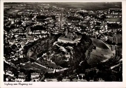 Ak Siegburg an der Sieg, Luftaufnahme von  Stadtansicht, Burg sichtbar, Bäume, Felder