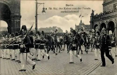 Ak Berlin Kreuzberg, Kaiser Wilhelm II. von der Parade zurückkehrend