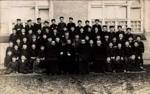 Foto Ak Sankt Ottilien Eresing in Oberbayern, Kinder, Geistlicher, Gruppenfoto