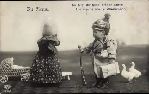 Ak Zu Haus, Soldat kehrt zurück, Im Auge ihr helle Tränen stehen...