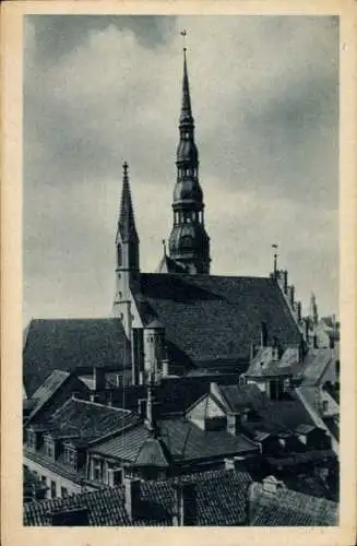 Ak Riga Lettland, Kirche mit Hochturm, Gebäude mit Dächern, Wolken, Altstadt