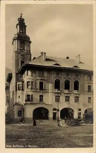 Ak Bozen Bolzano Südtirol, Das Rathaus,  Architektur, Pferdekutsche, lebhafte Straße