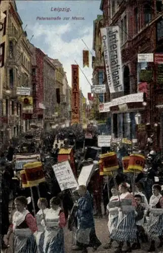Ak Leipzig, Straßenszene zur Messe, Menschen mit Schildern, Werbung,  Architektur