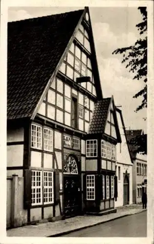 Ak Vlotho an der Weser, Historisches Fachwerkhaus, alte Architektur, Schatten, Straße