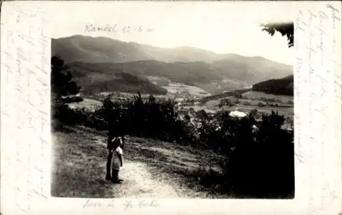 Ak Kandel in der Pfalz Bienwald, Berglandschaft,  Wanderer im Vordergrund