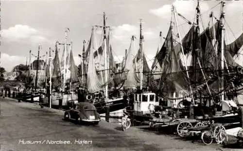 Ak Husum in Nordfriesland, Hafen mit Schiffen und Segeln, Autos und Fahrrädern