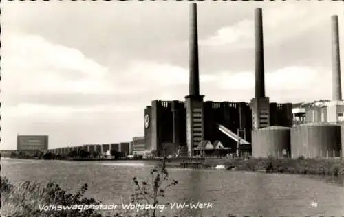 Ak Wolfsburg in Niedersachsen, VW-Werk, Industriegebäude, 3 hohe Schornsteine, Flussansicht