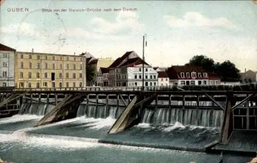 Ak Guben in der Niederlausitz, Damm, Blick von der Neisse-Brücke