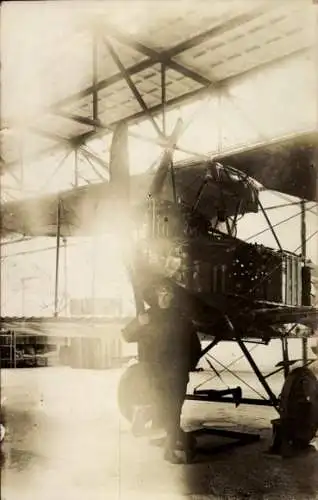 Foto Ak Flugzeug, Doppeldecker, Pilot