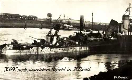 Foto Ak Deutsches Kriegsschiff, Wrack der V 69 in Holland, Zerstörung I. WK