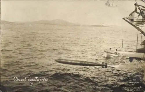 Ak Deutsches Kriegsschiff, Abschuss eines Torpedos, Kaiserliche Marine