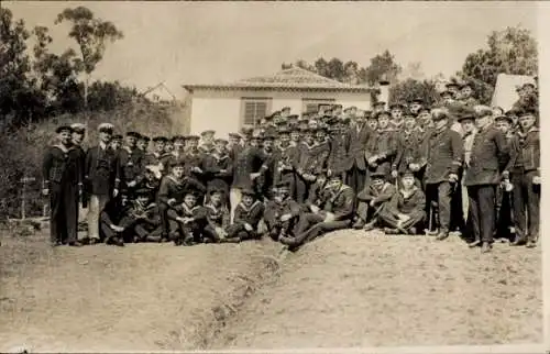 Foto Ak Gruppenbild Besatzung des Kreuzers Hamburg in Madeira
