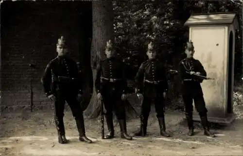 Ak Bückeburg im Kreis Schaumburg, Wachhaus und Angehörige des Jäger Bataillon 7