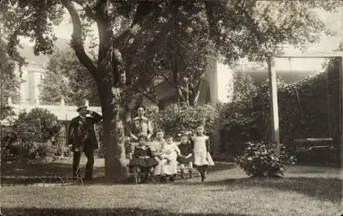Foto Ak Essen im Ruhrgebiet, Familie im Garten