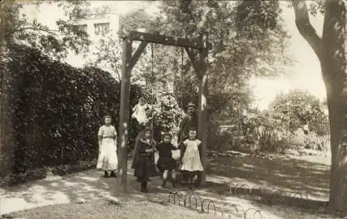 Foto Ak Essen im Ruhrgebiet, Familie im Garten, Schaukel