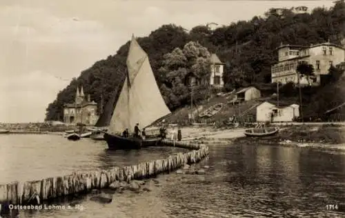 Ak Lohme auf Rügen, Segelboot am Ufer, Häuser