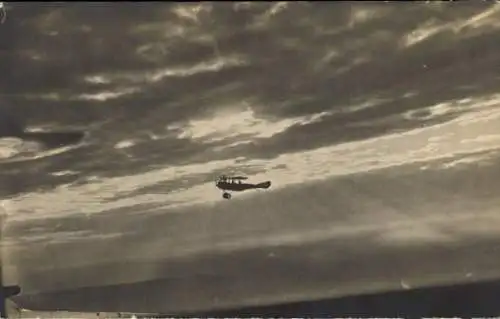 Foto Ak Flugzeug in den Wolken