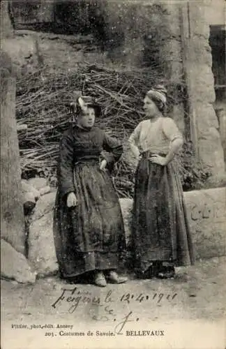 Ak Bellevaux Savoie, Zwei Frauen in Savoyer Tracht
