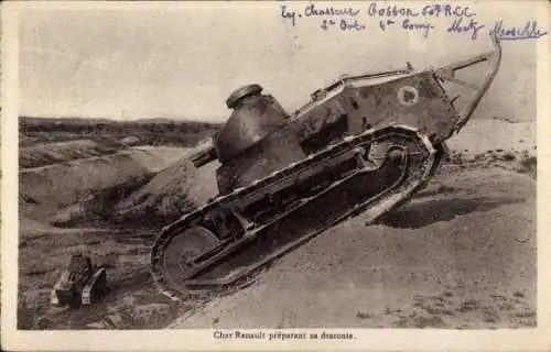 Ak französischer Renault-Panzer an einem Abhang